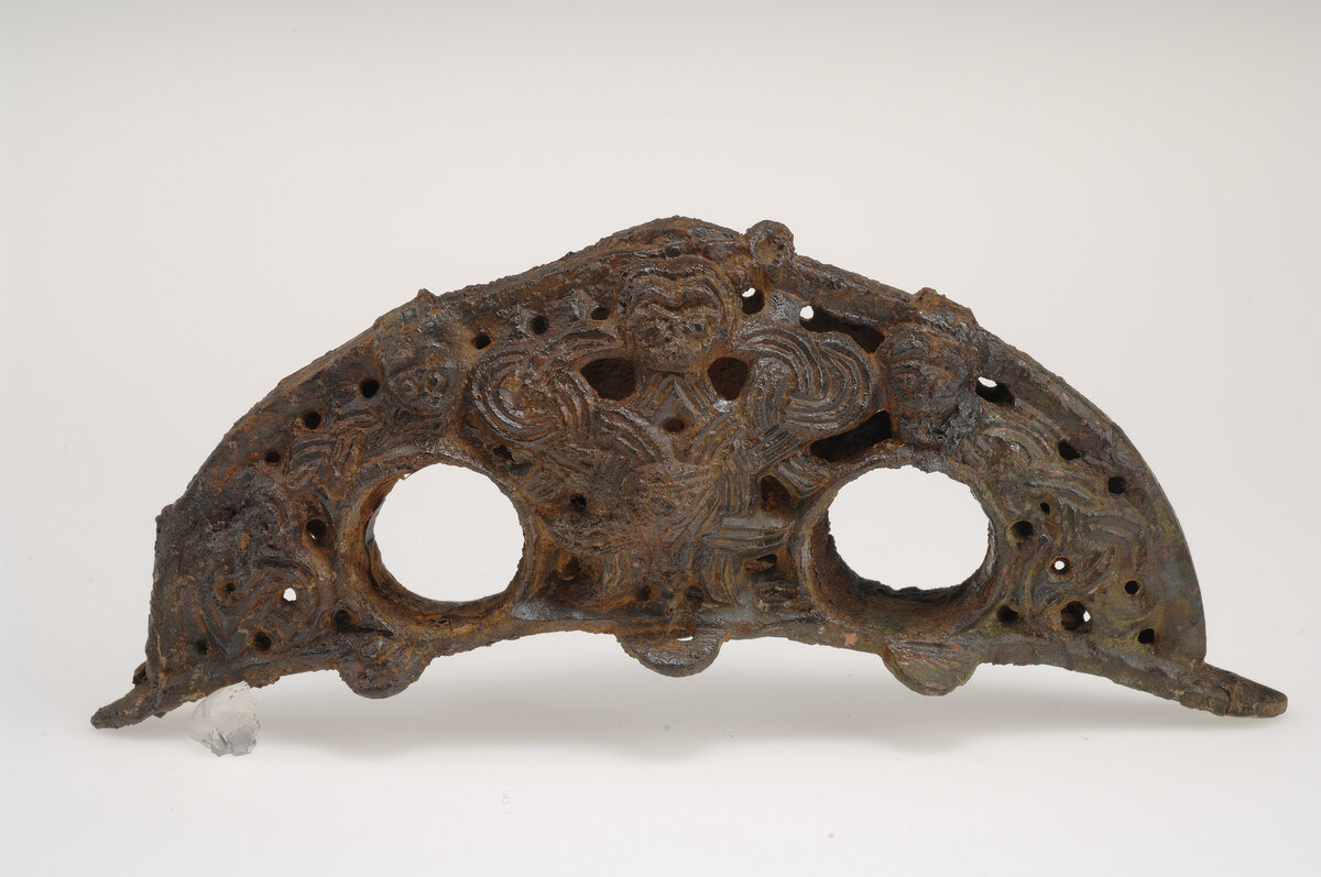A Viking Age copper-alloy harness fitting (selbågskrön) from Aska, Östergötland, Sweden, 800–1100 CE